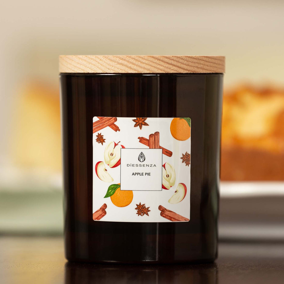 DiEssenza Apple Pie - Torta di Mele Candela in soia profumata con Oli Essenziali Candele.it