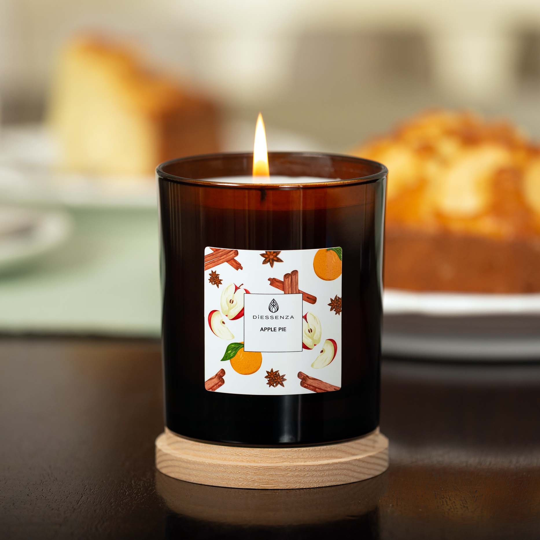 DiEssenza Apple Pie - Torta di Mele Candela in soia profumata con Oli Essenziali Candele.it